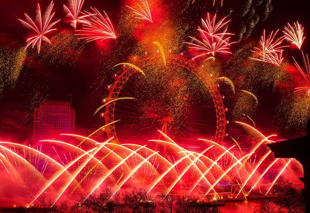 01.01.2015 , London GB Great Britain England, Feuerwerk zum Jahreswechsel Silvester Sylvester Silvesterfeuerwerk Sylvesterfeuerwerk , NYE , New Years Eve Evening , London Themse River Eye Wheel Riesenrad Stadt Metropole 2015