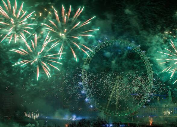 01.01.2015 , London GB Great Britain England, Feuerwerk zum Jahreswechsel Silvester Sylvester Silvesterfeuerwerk Sylvesterfeuerwerk , NYE , New Years Eve Evening , London Themse River Eye Wheel Riesenrad Stadt Metropole 2015