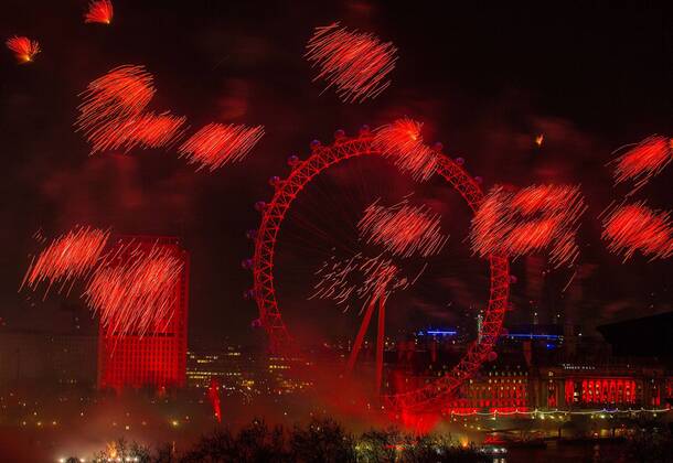 01.01.2015 , London GB Great Britain England, Feuerwerk zum Jahreswechsel Silvester Sylvester Silvesterfeuerwerk Sylvesterfeuerwerk , NYE , New Years Eve Evening , London Themse River Eye Wheel Riesenrad Stadt Metropole 2015