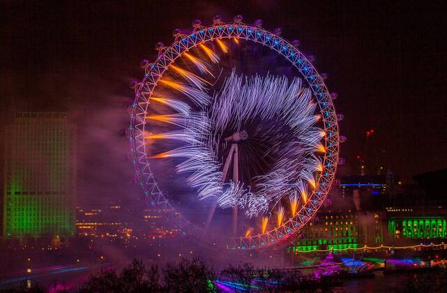 01.01.2015 , London GB Great Britain England, Feuerwerk zum Jahreswechsel Silvester Sylvester Silvesterfeuerwerk Sylvesterfeuerwerk , NYE , New Years Eve Evening , London Themse River Eye Wheel Riesenrad Stadt Metropole 2015