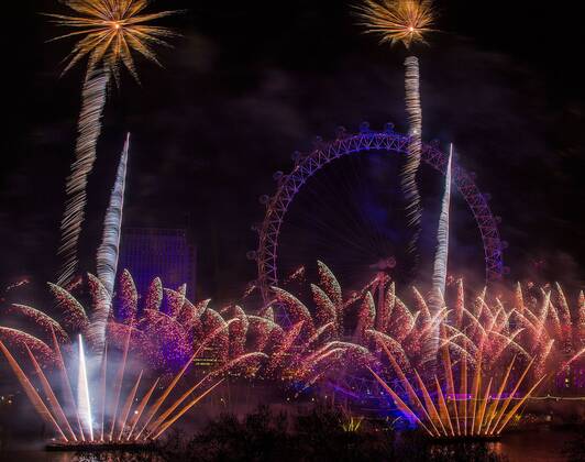 01.01.2015 , London GB Great Britain England, Feuerwerk zum Jahreswechsel Silvester Sylvester Silvesterfeuerwerk Sylvesterfeuerwerk , NYE , New Years Eve Evening , London Themse River Eye Wheel Riesenrad Stadt Metropole 2015