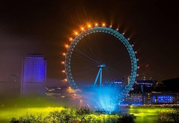 01.01.2015 , London GB Great Britain England, Feuerwerk zum Jahreswechsel Silvester Sylvester Silvesterfeuerwerk Sylvesterfeuerwerk , NYE , New Years Eve Evening , London Themse River Eye Wheel Riesenrad Stadt Metropole 2015