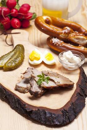 IMAGO Creative, Food, Brotzeit kalter Schweinebraten in Scheiben  1035301824