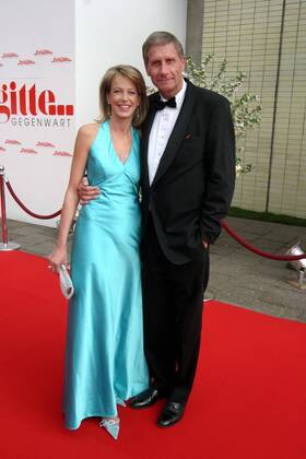 Ankunft Jubilaeumsfeier 50 JAHRE BRIGITTE Ulrich Wickert und Ehefrau Julia Jaekel bei der Ankunft zur Jubilaeumsfeier 50 JAHRE BRIGITTE im Moskau am 06.05.04 in Berlin.