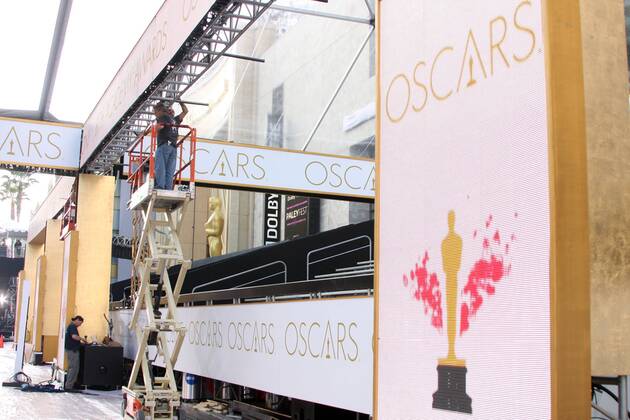Die Spannung steigt... Hektisches Treiben in Los Angeles macht sich vor der 87. Oscar Verleihung am Sonntag, dem 22. Februar 2015 breit. Der rote Teppich, über den die Stars schreiten werden, wird ausgerollt, die sieben Meter hohe Statue vor dem Eingang aufgestellt und auch im Saal vom Dolby Theater herrscht Hochbetrieb, bis es am Sonntag Abend heißt: And the Oscar goes to... Oscar Vorbereitungen 2015- 87th Annual Academy Awards Set Up 