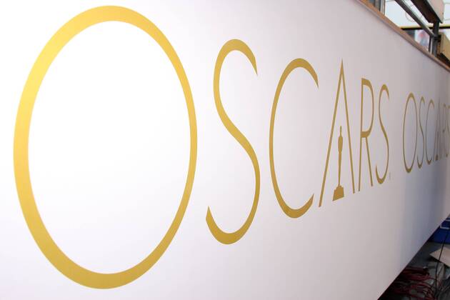 Die Spannung steigt... Hektisches Treiben in Los Angeles macht sich vor der 87. Oscar Verleihung am Sonntag, dem 22. Februar 2015 breit. Der rote Teppich, über den die Stars schreiten werden, wird ausgerollt, die sieben Meter hohe Statue vor dem Eingang aufgestellt und auch im Saal vom Dolby Theater herrscht Hochbetrieb, bis es am Sonntag Abend heißt: And the Oscar goes to... Oscar Vorbereitungen 2015- 87th Annual Academy Awards Set Up 