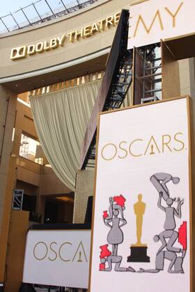 Die Spannung steigt... Hektisches Treiben in Los Angeles macht sich vor der 87. Oscar Verleihung am Sonntag, dem 22. Februar 2015 breit. Der rote Teppich, über den die Stars schreiten werden, wird ausgerollt, die sieben Meter hohe Statue vor dem Eingang aufgestellt und auch im Saal vom Dolby Theater herrscht Hochbetrieb, bis es am Sonntag Abend heißt: And the Oscar goes to... Oscar Vorbereitungen 2015- 87th Annual Academy Awards Set Up 