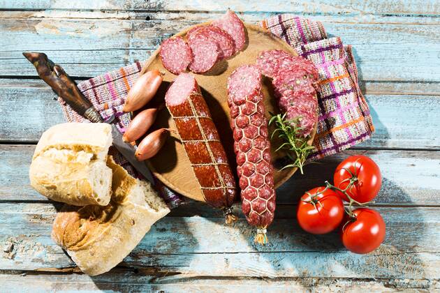 IMAGO Creative, Food, Brotzeit Cold snack with salami, tomatoes, ciabatta and shallots  MAEF009705