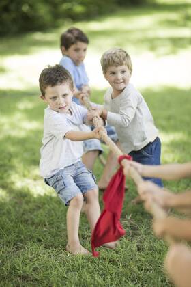 Kids in garden playing tug of war model released Symbolfoto property released  ZEF002828