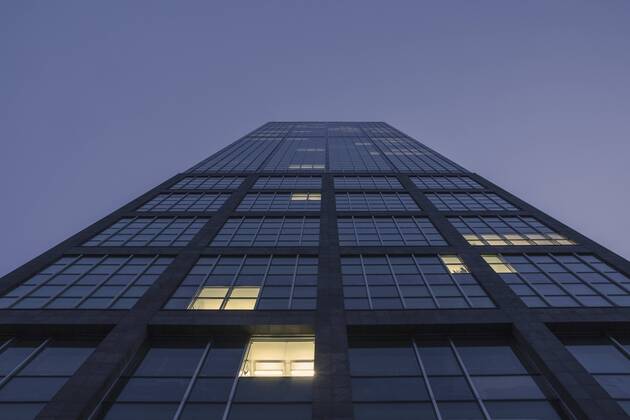 IMAGO Creative: Architektur in Berlin Germany, Berlin, Treptow, high-rise building in the evening  ZMF000368