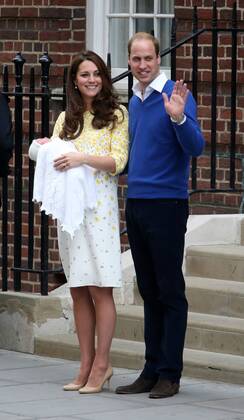 The Duchess of Cambridge and His Royal Highness Prince William pose with their baby girl outside the Lindo Wing at St Mary s Hospital, London on May 02, 2015. The Duchess of Cambridge gave birth to a girl weighing eight pounds three ounces.  LON2015050212 HUGOxPHILPOTT