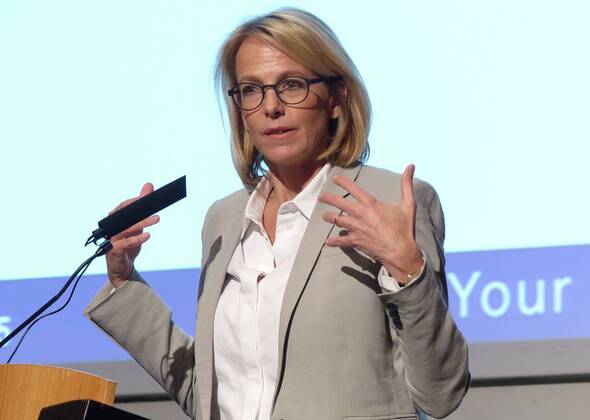 wpBerlin : Julia JÄKEL, 43, ist seit April 2013 die Vorstandsvorsitzende von Gruner+Jahr AG & Co KG; das Foto zeigt die Managerin auf der 112. Jahresversammlung der American Chamber of Commerce, kurz AmCham, in Berlin, wo sie eine keynote speech hielt; CEO Gruner+Jahr