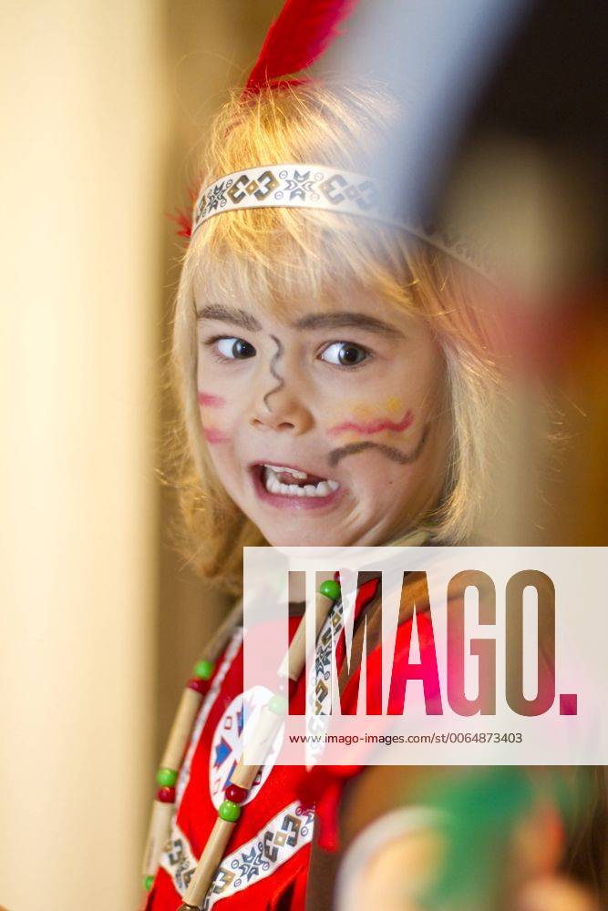 Maedchen 5 Als Indianer Verkleidet Kiel Deutschland Europa Girl 5 Dressed Up As Indian Kiel German