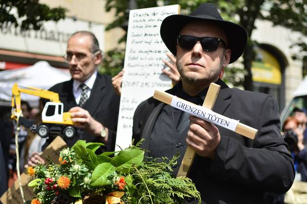 Bruno Kramm (Piratenpartei) und Mitglieder der Künstlergruppe Zentrum für Politische Schönheit während der Demonstration -Die Toten kommen - Der Marsch der Unentschlossenen- ziehen mit Kreuzen und Särgen durch das Berliner Reigierungsviertel um gegen die europäische Flüchtlingspolitik zu protestieren snapshot-photography K.C.Kompe