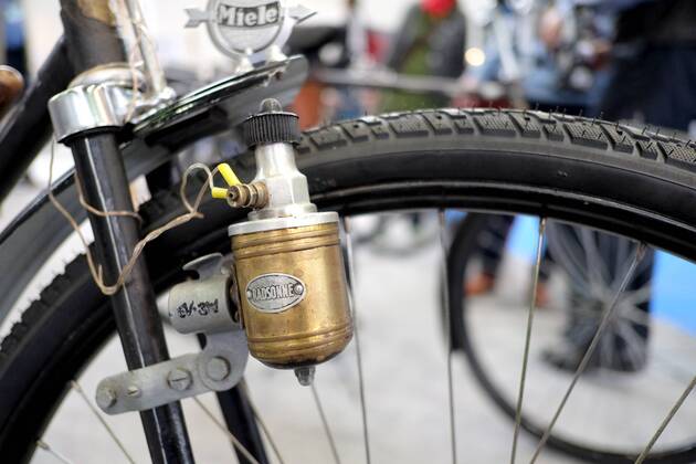 Berlin. 21 MAR 2015. Radsonne Dynamo an Miele Herrenrad. Baujahr 1952 Gütersloh, aus der Privatsammlung H. Eichberg, Berlin. Velo Berlin. Fahrradmesse. 21.-22.03.2015. Messedamm. Messe Berlin. VELOBERLIN. Die Fahrradmesse PRM000536X