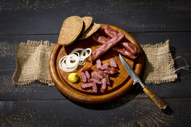 IMAGO Creative, Food, Brotzeit Landjaeger sausage, onion rings, mustard and bread  MAEF010749
