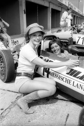 Elke Sommer (li.) und Rosi Mittermaier auf dem Nürburgring