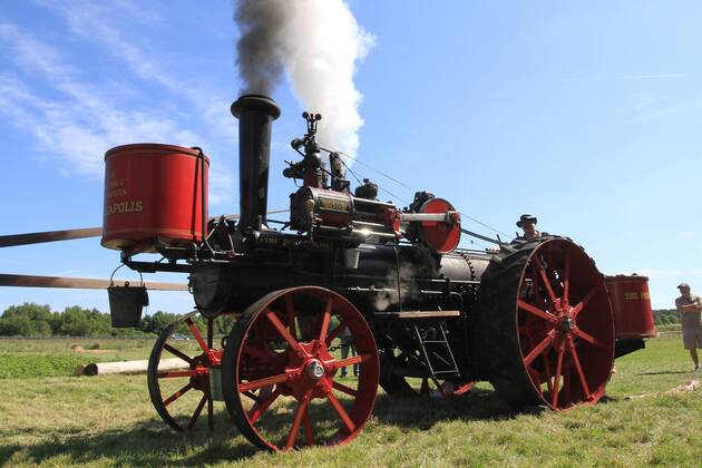 Blick am Sonnabend (01.08.2015) auf dem Gelände vom Agroneum in Alt Schwerin (Mecklenburgische Seenplatte) auf eine historische Dampfmaschine. Das landwirtschaftliche Erlebniszentrum lädt am 01.08. u. 02.08.2015 zum 11. internationalen Dampftreffen ein. Bei diesem präsentieren mehr als 50 Teilnehmer kleine u. große Dampfmaschinen aus verschiedenen Jahrzehnten. Dazu können Besucher verschiedene Dampfmaschinen in Aktion erleben und mit den Besitzern alter Dampfrösser ins Gespräch kommen. Im Bild ein Minneapolis Dampftraktor von 1911 der zum Antrieb eines Sägegatters genutzt wurde