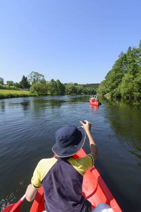 Paddler in Kanu (Kanadier) auf dem Schwarzer Regen in Viechtach, Niederbayern, Bayern, Deutschland model released