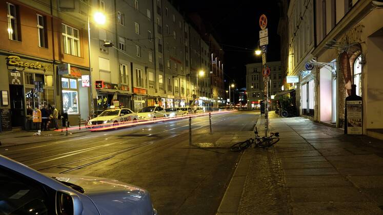 Berlin. 08 AUG 2015. Berlin Bezirk Mitte bei Nacht. Alte Schönhauser Straße. Höhe Steinstraße. BERLIN. Nacht. PRM001326X
