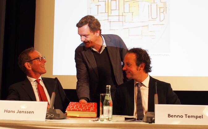 Berlin - Pressekonferenz zur Ausstellung - Piet Mondrian. Die Linie - im Martin-Gropius-Bau - Foto : der Intendant der berliner Festspiele, Dr. Thomas OBERENDER, stehend, in der Pressekonferenz mit dem Kustos Hans JANSSEN, links,und dem Direktor des Gemeentemuseums Den