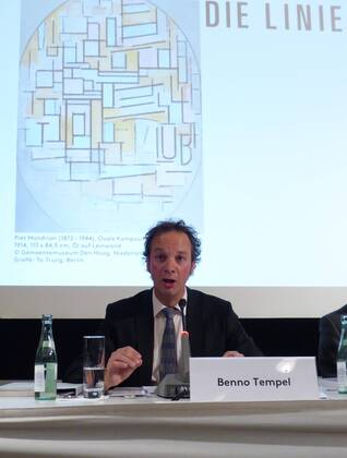 Berlin - Pressekonferenz zur Ausstellung - Piet Mondrian. Die Linie - im Martin-Gropius-Bau - Foto : der Direktor des Gemeentemuseums DEN Haag, Benno TEMPEL, in der Pressekonferenz vor dem Ausstellungssplakat