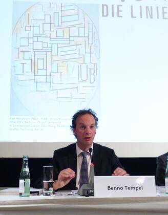 Berlin - Pressekonferenz zur Ausstellung - Piet Mondrian. Die Linie - im Martin-Gropius-Bau - Foto : der Direktor des Gemeentemuseums DEN Haag, Benno TEMPEL, in der Pressekonferenz vor dem Ausstellungssplakat