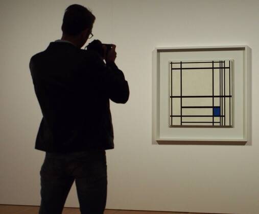 Berlin - Pressekonferenz zur Ausstellung - Piet Mondrian. Die Linie - im Martin-Gropius-Bau - Foto : ein Journalist lichtet ein Mondrian-typisches Bild ab