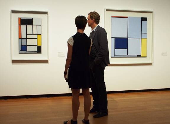 Berlin - Pressekonferenz zur Ausstellung - Piet Mondrian. Die Linie - im Martin-Gropius-Bau - die stellvertretende Direktorin des Gropius-Baus, Dr. Susanne ROCKWEILER begeht mit dem künstlerischen Leiter der Berliner Festspiele. Dr. Thomas OBERENDER, die Räume