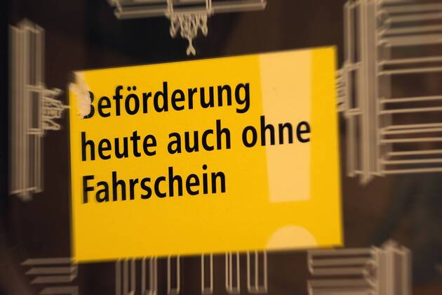 Schild mit Aufschrift Beförderung heute auch ohne Fahrschein in einer U-Bahn der BVG Berliner Verkehrsgesellschaft, Berlin, Deutschland