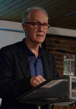 18.09.2015 wpBerlin : in der Akademie der Künste ( AdK ) im Hanseatenweg trafen sich am Freitagabend massgebliche Persönlichkeiten aus dem Bereich der bildenden Kunst, der Musik und der Literatur, um den Galeristen, Sammler und Mäzen Rolf RICKE, 81, mit einer Archivpräsentation zu feiern; Ricke hat Zeit seines ein enges Verhältnis zu den von ihm vertretetenen Künstlern gepflegt; er hat während seiner Galeriezeit in Köln in den 1960er Jahre den Kunstmarkt mit amerikanischer Kunst, zunächst vor allem Popart, versorgt; das Foto zeigt den US-Künstler David REED, von dem zur Zeit noch eine Ausstellung im Hamburger Bahnhof gemeinsam mit seiner Malerkollegin Mary Heilman hat; Reed gehört zu den Vertrauten von Rolf Ricke