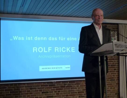 18.09.2015 wpBerlin : in der Akademie der Künste ( AdK ) im Hanseatenweg trafen sich am Freitagabend massgebliche Persönlichkeiten aus dem Bereich der bildenden Kunst, der Musik und der Literatur, um den Galeristen, Sammler und Mäzen Rolf RICKE, 81, mit einer Archivpräsentation zu feiern; Ricke hat Zeit seines ein enges Verhältnis zu den von ihm vertretetenen Künstlern gepflegt; er hat während seiner Galeriezeit in Köln in den 1960er Jahre den Kunstmarkt mit amerikanischer Kunst, zunächst vor allem Popart, versorgt; auf dem Foto erläutert der greise RICKE die Triebkräfte seines Schaffens