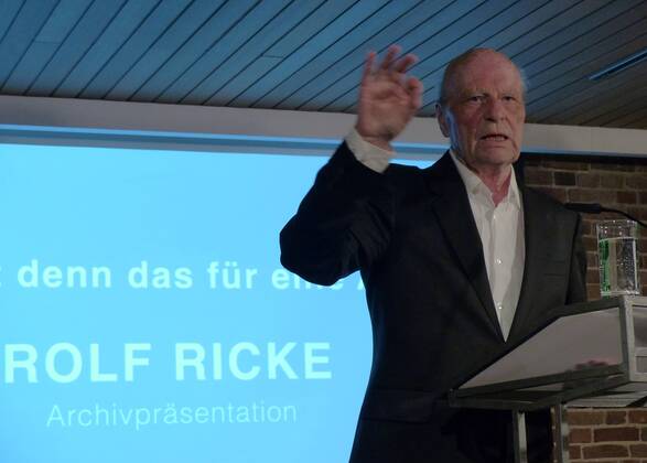 18.09.2015 wpBerlin : in der Akademie der Künste ( AdK ) im Hanseatenweg trafen sich am Freitagabend massgebliche Persönlichkeiten aus dem Bereich der bildenden Kunst, der Musik und der Literatur, um den Galeristen, Sammler und Mäzen Rolf RICKE, 81, mit einer Archivpräsentation zu feiern; Ricke hat Zeit seines ein enges Verhältnis zu den von ihm vertretetenen Künstlern gepflegt; er hat während seiner Galeriezeit in Köln in den 1960er Jahre den Kunstmarkt mit amerikanischer Kunst, zunächst vor allem Popart, versorgt; auf dem Foto erläutert der greise RICKE die Triebkräfte seines Schaffens