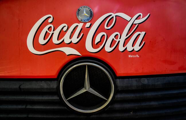 delivery truck of Coca Cola, Mercedes-Benz- el camión de reparto de Coca Cola, Mercedes-Benz 