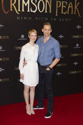 Mia Wasikowska und Tom Hiddleston - Photocall anlaesslich des Filmstarts von CRIMSON PEAK (Kinostart: 15.10.2015) in Berlin am 30.09.2015. Photocall Crimson Peak
