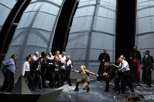 drama-berlin.de 28.09.2015 Deutsche Oper Berlin VASCO DA GAMA , Oper mit Musik von Giacomo Meyerbeer, Libretto von Eugene Scribe, Musikalische Leitung: Enrique Mazzola, Inszenierung: Vera Nemirova, Buehne: Jens Kilian, Kostueme: Marie-Therese Jossen, Video: Marcus Richardt, Premiere am 04.10.2015. Ensemble-Szene mit Roberto Alagna (als Vasco da Gama). Deutsche Oper Berlin VASCO DA GAMA , opera with music by Giacomo Meyerbeer, libretto by Eugene Scribe, conducted by Enrique Mazzola, directed by Vera Nemirova, stage design Jens Kilian, costumes design Marie-Therese Jossen, opening October 04, 2015. Scene with the ensemble and Roberto Alagna (as Vasco da Gama). Bresadola drama-berlin.de