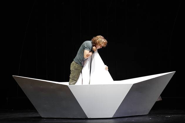 drama-berlin.de 28.09.2015 Deutsche Oper Berlin VASCO DA GAMA , Oper mit Musik von Giacomo Meyerbeer, Libretto von Eugene Scribe, Musikalische Leitung: Enrique Mazzola, Inszenierung: Vera Nemirova, Buehne: Jens Kilian, Kostueme: Marie-Therese Jossen, Video: Marcus Richardt, Premiere am 04.10.2015. Szene mit Roberto Alagna (als Vasco da Gama). Deutsche Oper Berlin VASCO DA GAMA , opera with music by Giacomo Meyerbeer, libretto by Eugene Scribe, conducted by Enrique Mazzola, directed by Vera Nemirova, stage design Jens Kilian, costumes design Marie-Therese Jossen, opening October 04, 2015. Scene with Roberto Alagna (as Vasco da Gama). Bresadola drama-berlin.de