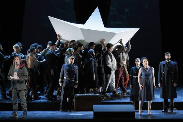 drama-berlin.de 28.09.2015 Deutsche Oper Berlin VASCO DA GAMA , Oper mit Musik von Giacomo Meyerbeer, Libretto von Eugene Scribe, Musikalische Leitung: Enrique Mazzola, Inszenierung: Vera Nemirova, Buehne: Jens Kilian, Kostueme: Marie-Therese Jossen, Video: Marcus Richardt, Premiere am 04.10.2015. Szene mit Roberto Alagna (als Vasco da Gama), Clemens Bieber (als Don Alvar), Irene Roberts (als Anna), Nino Machaidze (als Ines) und Seth Carico (als Don Pedro). Deutsche Oper Berlin VASCO DA GAMA , opera with music by Giacomo Meyerbeer, libretto by Eugene Scribe, conducted by Enrique Mazzola, directed by Vera Nemirova, stage design Jens Kilian, costumes design Marie-Therese Jossen, opening October 04, 2015. Scene with Roberto Alagna (as Vasco da Gama), Clemens Bieber (as Don Alvar), Irene Roberts (as Anna), Nino Machaidze (as Ines) and Seth Carico (as Don Pedro). Bresadola drama-berlin.de