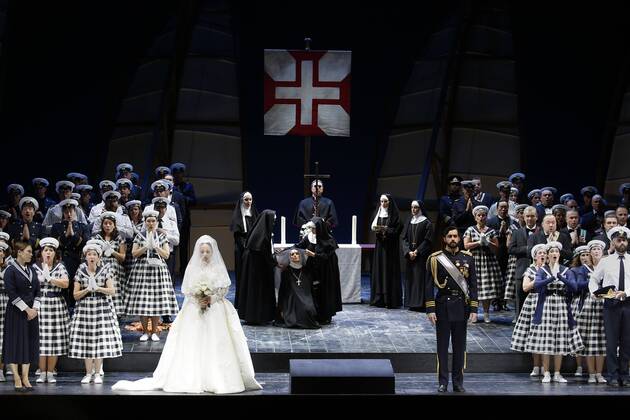 drama-berlin.de 28.09.2015 Deutsche Oper Berlin VASCO DA GAMA , Oper mit Musik von Giacomo Meyerbeer, Libretto von Eugene Scribe, Musikalische Leitung: Enrique Mazzola, Inszenierung: Vera Nemirova, Buehne: Jens Kilian, Kostueme: Marie-Therese Jossen, Video: Marcus Richardt, Premiere am 04.10.2015. Szene mit Nino Machaidze (als Ines), Sophie Koch (als Selica) und Seth Carico (als Don Pedro). Deutsche Oper Berlin VASCO DA GAMA , opera with music by Giacomo Meyerbeer, libretto by Eugene Scribe, conducted by Enrique Mazzola, directed by Vera Nemirova, stage design Jens Kilian, costumes design Marie-Therese Jossen, opening October 04, 2015. Scene with Nino Machaidze (as Ines), Sophie Koch (as Selika) and Seth Carico (as Don Pedro). Bresadola drama-berlin.de