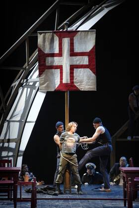 drama-berlin.de 28.09.2015 Deutsche Oper Berlin VASCO DA GAMA , Oper mit Musik von Giacomo Meyerbeer, Libretto von Eugene Scribe, Musikalische Leitung: Enrique Mazzola, Inszenierung: Vera Nemirova, Buehne: Jens Kilian, Kostueme: Marie-Therese Jossen, Video: Marcus Richardt, Premiere am 04.10.2015. Szene mit Roberto Alagna (als Vasco da Gama). Deutsche Oper Berlin VASCO DA GAMA , opera with music by Giacomo Meyerbeer, libretto by Eugene Scribe, conducted by Enrique Mazzola, directed by Vera Nemirova, stage design Jens Kilian, costumes design Marie-Therese Jossen, opening October 04, 2015. Scene with Roberto Alagna (as Vasco da Gama). Bresadola drama-berlin.de