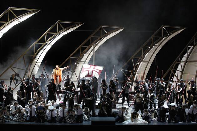 drama-berlin.de 28.09.2015 Deutsche Oper Berlin VASCO DA GAMA , Oper mit Musik von Giacomo Meyerbeer, Libretto von Eugene Scribe, Musikalische Leitung: Enrique Mazzola, Inszenierung: Vera Nemirova, Buehne: Jens Kilian, Kostueme: Marie-Therese Jossen, Video: Marcus Richardt, Premiere am 04.10.2015. Ensemble-Szene mit Markus Brueck (als Nelusco). Deutsche Oper Berlin VASCO DA GAMA , opera with music by Giacomo Meyerbeer, libretto by Eugene Scribe, conducted by Enrique Mazzola, directed by Vera Nemirova, stage design Jens Kilian, costumes design Marie-Therese Jossen, opening October 04, 2015. Scene with the ensemble and Markus Brueck (as Nelusko). Bresadola drama-berlin.de