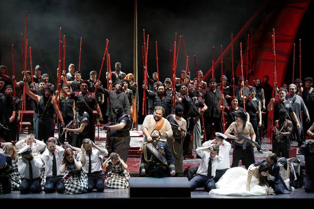 drama-berlin.de 28.09.2015 Deutsche Oper Berlin VASCO DA GAMA , Oper mit Musik von Giacomo Meyerbeer, Libretto von Eugene Scribe, Musikalische Leitung: Enrique Mazzola, Inszenierung: Vera Nemirova, Buehne: Jens Kilian, Kostueme: Marie-Therese Jossen, Video: Marcus Richardt, Premiere am 04.10.2015. Ensemble-Szene mit Markus Brueck (als Nelusco) und Seth Carico (als Don Pedro). Deutsche Oper Berlin VASCO DA GAMA , opera with music by Giacomo Meyerbeer, libretto by Eugene Scribe, conducted by Enrique Mazzola, directed by Vera Nemirova, stage design Jens Kilian, costumes design Marie-Therese Jossen, opening October 04, 2015. Scene with the ensemble, Markus Brueck (as Nelusko) and Seth Carico (as Don Pedro). Bresadola drama-berlin.de