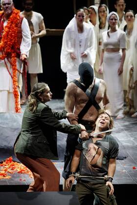 drama-berlin.de 28.09.2015 Deutsche Oper Berlin VASCO DA GAMA , Oper mit Musik von Giacomo Meyerbeer, Libretto von Eugene Scribe, Musikalische Leitung: Enrique Mazzola, Inszenierung: Vera Nemirova, Buehne: Jens Kilian, Kostueme: Marie-Therese Jossen, Video: Marcus Richardt, Premiere am 04.10.2015. Ensemble-Szene mit Sophie Koch (als Selica) und Roberto Alagna (als Vasco da Gama). Deutsche Oper Berlin VASCO DA GAMA , opera with music by Giacomo Meyerbeer, libretto by Eugene Scribe, conducted by Enrique Mazzola, directed by Vera Nemirova, stage design Jens Kilian, costumes design Marie-Therese Jossen, opening October 04, 2015. Scene with the ensemble, Sophie Koch (as Selika) and Roberto Alagna (as Vasco da Gama). Bresadola drama-berlin.de
