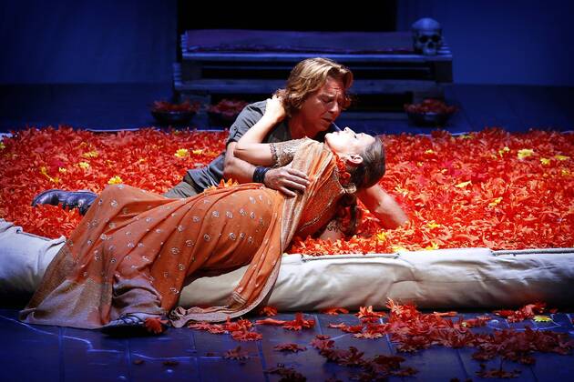 drama-berlin.de 28.09.2015 Deutsche Oper Berlin VASCO DA GAMA , Oper mit Musik von Giacomo Meyerbeer, Libretto von Eugene Scribe, Musikalische Leitung: Enrique Mazzola, Inszenierung: Vera Nemirova, Buehne: Jens Kilian, Kostueme: Marie-Therese Jossen, Video: Marcus Richardt, Premiere am 04.10.2015. Szene mit Roberto Alagna (als Vasco da Gama) und Sophie Koch (als Selica). Deutsche Oper Berlin VASCO DA GAMA , opera with music by Giacomo Meyerbeer, libretto by Eugene Scribe, conducted by Enrique Mazzola, directed by Vera Nemirova, stage design Jens Kilian, costumes design Marie-Therese Jossen, opening October 04, 2015. Scene with Roberto Alagna (as Vasco da Gama) and Sophie Koch (as Selika). Bresadola drama-berlin.de