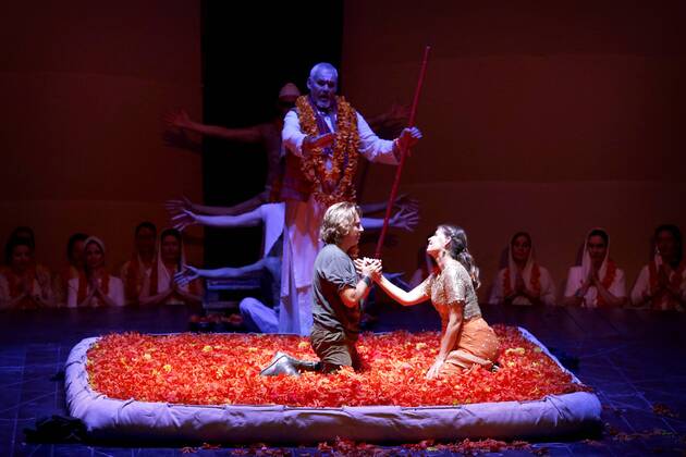 drama-berlin.de 28.09.2015 Deutsche Oper Berlin VASCO DA GAMA , Oper mit Musik von Giacomo Meyerbeer, Libretto von Eugene Scribe, Musikalische Leitung: Enrique Mazzola, Inszenierung: Vera Nemirova, Buehne: Jens Kilian, Kostueme: Marie-Therese Jossen, Video: Marcus Richardt, Premiere am 04.10.2015. Szene mit Roberto Alagna (als Vasco da Gama), Albert Pesendorfer (als Oberpriester der Brahmanen) und Sophie Koch (als Selica). Deutsche Oper Berlin VASCO DA GAMA , opera with music by Giacomo Meyerbeer, libretto by Eugene Scribe, conducted by Enrique Mazzola, directed by Vera Nemirova, stage design Jens Kilian, costumes design Marie-Therese Jossen, opening October 04, 2015. Scene with Roberto Alagna (as Vasco da Gama), Albert Pesendorfer (as High Priest of Brahma) and Sophie Koch (as Selika). Bresadola drama-berlin.de