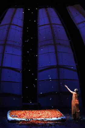 drama-berlin.de 28.09.2015 Deutsche Oper Berlin VASCO DA GAMA , Oper mit Musik von Giacomo Meyerbeer, Libretto von Eugene Scribe, Musikalische Leitung: Enrique Mazzola, Inszenierung: Vera Nemirova, Buehne: Jens Kilian, Kostueme: Marie-Therese Jossen, Video: Marcus Richardt, Premiere am 04.10.2015. Szene mit Sophie Koch (als Selica). Deutsche Oper Berlin VASCO DA GAMA , opera with music by Giacomo Meyerbeer, libretto by Eugene Scribe, conducted by Enrique Mazzola, directed by Vera Nemirova, stage design Jens Kilian, costumes design Marie-Therese Jossen, opening October 04, 2015. Scene with Sophie Koch (as Selika). Bresadola drama-berlin.de