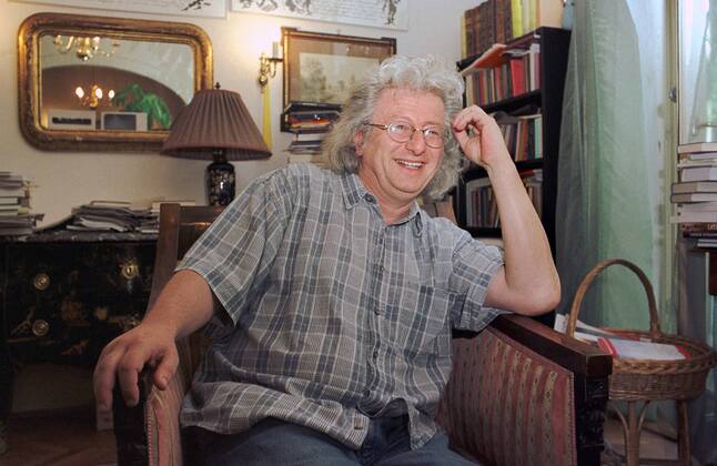 author Esterhazy , Budapest, Hungary UNGARN, 08.2004, BudapestÐIII. Bezirk. Der prominenten ungarische Schriftsteller Peter Esterhazy (korrekt: PŽter Esterh‡zy) zu Hause in seiner Bauhausvilla. The above mentrioned prominent Hungarian writer at home in his Bauhaus style detached house. Copyright: MartinxFejer EST&OST Fejer045912
