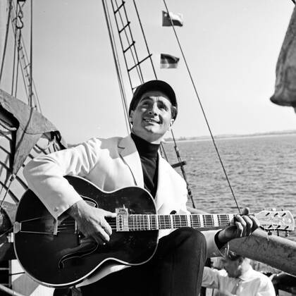Der deutsche Sänger Freddy Quinn singt auf dem Polydor Schiff Heimweh , Deutschland 1950er Jahre. German singer Freddy Quinn singing on the Polydor ship Heimweh , Deutschland 1950s. Copyright: Roba SiegfriedxPilz UnitedArchives07537