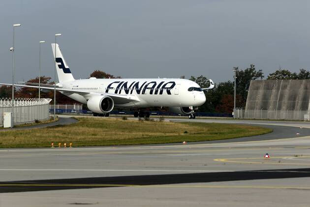 19.10.2015, Frankfurt, Fliughafen FINNAIR präsentiert den Airbus A350 X WB (WB = extra wide body - extra breiter Rumpf) der Airbus A350 X WB rollt nach der Landung auf seine Position