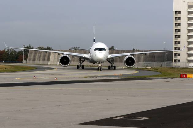 19.10.2015, Frankfurt, Fliughafen FINNAIR präsentiert den Airbus A350 X WB (WB = extra wide body - extra breiter Rumpf) der Airbus A350 X WB rollt nach der Landung auf seine Position